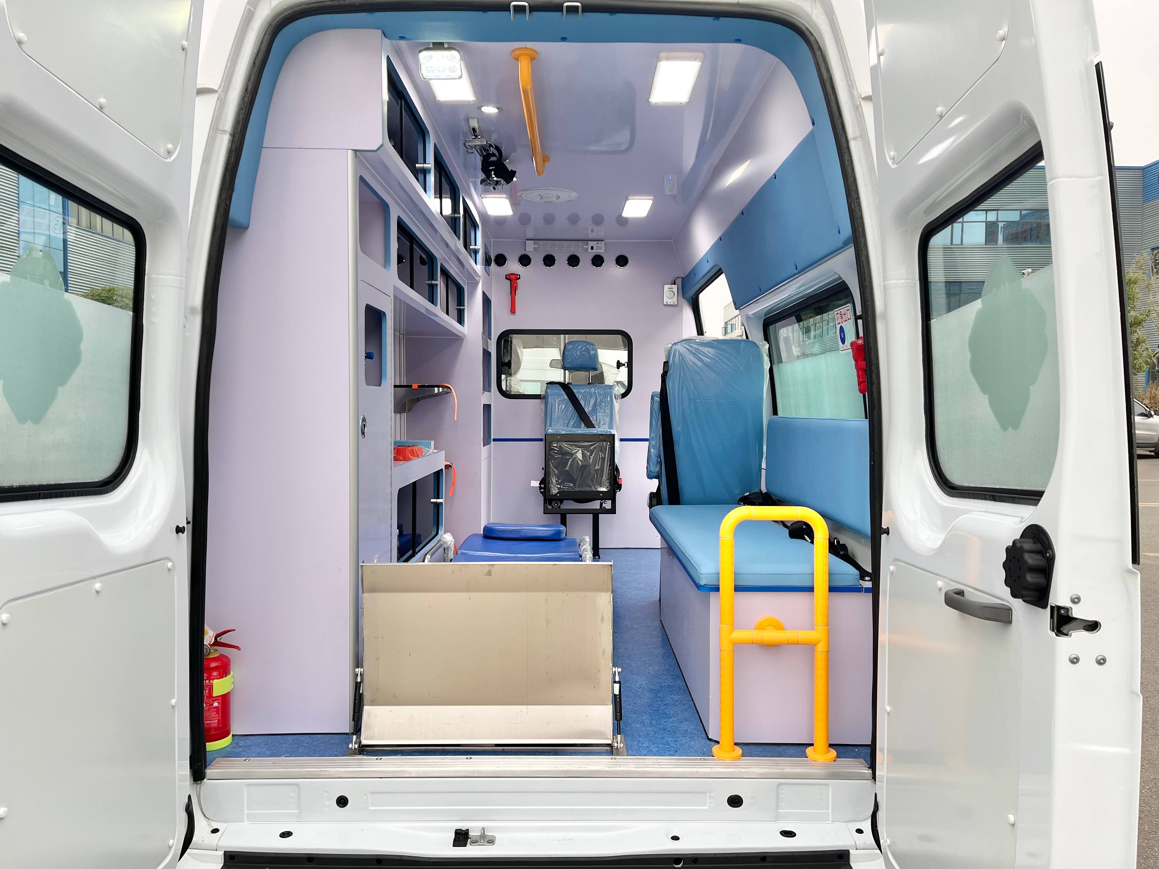 福特新世代V348長軸高頂負(fù)壓救護車圖片4