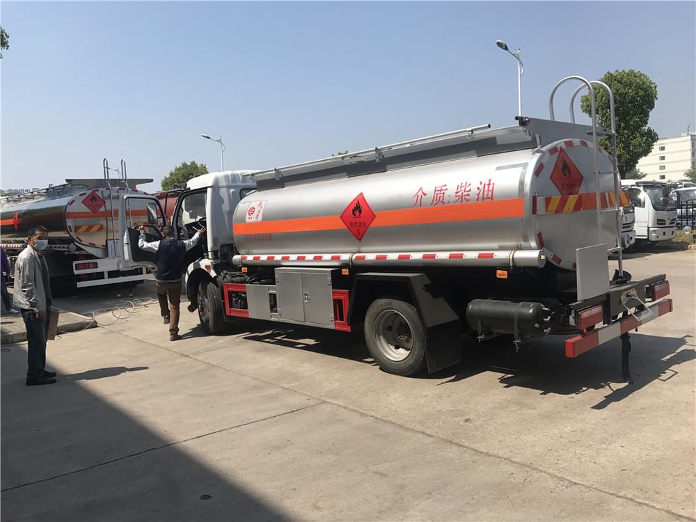 國(guó)六東風(fēng)凱普特8.5方油罐車(chē)圖片4