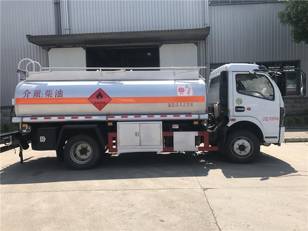 國(guó)六東風(fēng)凱普特8.5方油罐車(chē)圖片3