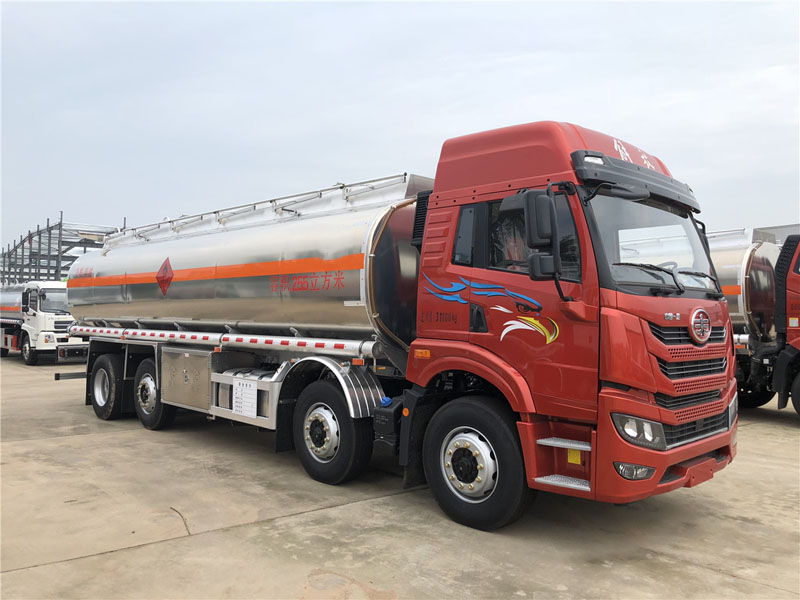 解放前四后六25.5方運(yùn)油車(chē)圖片2