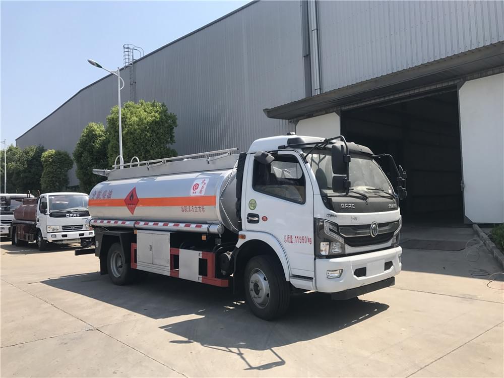 國(guó)六東風(fēng)凱普特8.5方油罐車(chē)圖片2