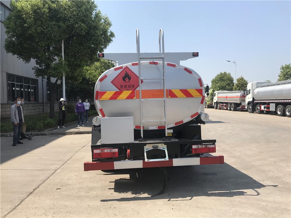 國(guó)六東風(fēng)凱普特8.5方油罐車(chē)圖片5